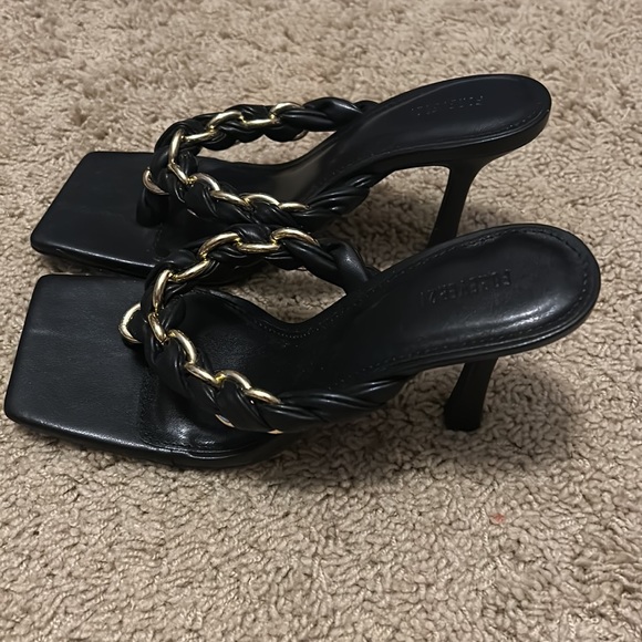Black and Gold Braided Thong Heels - Picture 3 of 5